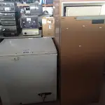 LOTE 412 - 01 GELADEIRA MARCA PROSDÓCIMO E 1 FREEZER HORIZONTAL C/ 01 TAMPA COM AVARÍAS. (NO ESTADO, LEILÃO NÃO TEM GARANTIA E NEM DEVOLUÇÃO, SUJEITO A POSSÍVEIS AVARIAS VISÍVEIS/OCULTAS E/OU AUSÊNCIA DE COMPONENTES). (NO ESTADO, LEILÃO NÃO TEM GARANTIA E NEM DEVOLUÇÃO, SUJEITO A POSSÍVEIS AVARIAS VISÍVEIS/OCULTAS E/OU AUSÊNCIA DE COMPONENTES).