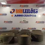 LOTE 401 - 06 ALTO-FALANTES COM SUPORTE DE FERRO. (NO ESTADO, LEILÃO NÃO TEM GARANTIA E NEM DEVOLUÇÃO, SUJEITO A POSSÍVEIS AVARIAS VISÍVEIS/OCULTAS E/OU AUSÊNCIA DE COMPONENTES).