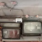LOTE 466 - 04 LUMINÁRIAS DE PÁTIO. (NO ESTADO, LEILÃO NÃO TEM GARANTIA E NEM DEVOLUÇÃO, SUJEITO A POSSÍVEIS AVARIAS VISÍVEIS/OCULTAS E/OU AUSÊNCIA DE COMPONENTES).