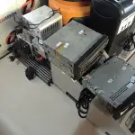 LOTE 318 - 01 AMPLIFICADOR DE SOM, 05 FONTES, 03 APARELHOS DE SOM AUTOMOTIVO E 02 RELÓGIOS PROTOCOLADOR MARCAS E MODELOS DIVERSOS. (NO ESTADO, LEILÃO NÃO TEM GARANTIA E NEM DEVOLUÇÃO, SUJEITO A POSSÍVEIS AVARIAS VISÍVEIS/OCULTAS E/OU AUSÊNCIA DE COMPONENTES).