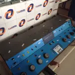 LOTE 377 - 01 MESA DE SOM AUDIOLINE. (NO ESTADO, LEILÃO NÃO TEM GARANTIA E NEM DEVOLUÇÃO, SUJEITO A POSSÍVEIS AVARIAS VISÍVEIS/OCULTAS E/OU AUSÊNCIA DE COMPONENTES).