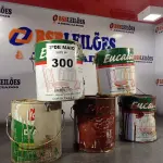 LOTE 300 - 04 GALÕES DE ESMALTE SINTÉTICO CORES DIVERSAS COM AVARIAS E 01 GALÃO DE TINTA PARA PISO 3,6L. (NO ESTADO, LEILÃO NÃO TEM GARANTIA E NEM DEVOLUÇÃO, SUJEITO A POSSÍVEIS AVARIAS VISÍVEIS/OCULTAS E/OU AUSÊNCIA DE COMPONENTES).