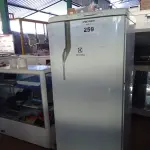 LOTE 259 - 01 GELADEIRA MARCA ELECTROLUX MODELO RDE33 220V. (NO ESTADO, LEILÃO NÃO TEM GARANTIA E NEM DEVOLUÇÃO, SUJEITO A POSSÍVEIS AVARIAS VISÍVEIS/OCULTAS E/OU AUSÊNCIA DE COMPONENTES).
