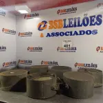 LOTE 401 - 06 ALTO-FALANTES COM SUPORTE DE FERRO. (NO ESTADO, LEILÃO NÃO TEM GARANTIA E NEM DEVOLUÇÃO, SUJEITO A POSSÍVEIS AVARIAS VISÍVEIS/OCULTAS E/OU AUSÊNCIA DE COMPONENTES).