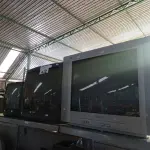LOTE 432 - 03 TV’S DE TUBO MARCAS E MODELOS DIVERSOS. (NO ESTADO, LEILÃO NÃO TEM GARANTIA E NEM DEVOLUÇÃO, SUJEITO A POSSÍVEIS AVARIAS VISÍVEIS/OCULTAS E/OU AUSÊNCIA DE COMPONENTES).