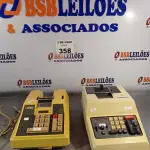 LOTE 358 - 02 CALCULADORAS ANTIGAS. (NO ESTADO, LEILÃO NÃO TEM GARANTIA E NEM DEVOLUÇÃO, SUJEITO A POSSÍVEIS AVARIAS VISÍVEIS/OCULTAS E/OU AUSÊNCIA DE COMPONENTES).