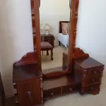 LOTE 009 - 01 PENTEADEIRA COM ESPELHO E 3 GAVETAS (NO ESTADO, NÃO SABEMOS SE FUNCIONA. LEILÃO NÃO TEM GARANTIA E NEM DEVOLUÇÃO).