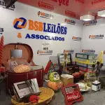 LOTE 005 - 01 LOTE COM CAIXINHA DE MÚSICA, CASTIÇAL, PORTA JOIAS, RELÓGIOS (NO ESTADO, NÃO SABEMOS SE FUNCIONA. LEILÃO NÃO TEM GARANTIA E NEM DEVOLUÇÃO).