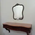 LOTE 048 - 01 ESPELHO COM MOLDURA EM MADEIRA E 01 PENTEADEIRA SUSPENSA COM 02 GAVETAS E EM PEDRA DE MÁRMORE ROSE.  (NO ESTADO, NÃO SABEMOS SE FUNCIONA. LEILÃO NÃO TEM GARANTIA E NEM DEVOLUÇÃO).
