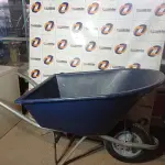 LOTE 243 - 01 - CARRINHO DE MÃO COM CAÇAMBA PLÁSTICA GRANDE (NO ESTADO, NÃO SABEMOS SE FUNCIONA. LEILÃO NÃO TEM GARANTIA E NEM DEVOLUÇÃO, SUJEITO A POSSÍVEIS AVARIAS VISÍVEIS/OCULTAS E/OU AUSÊNCIA DE COMPONENTES)