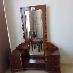 LOTE 009 - 01 PENTEADEIRA COM ESPELHO E 3 GAVETAS (NO ESTADO, NÃO SABEMOS SE FUNCIONA. LEILÃO NÃO TEM GARANTIA E NEM DEVOLUÇÃO).