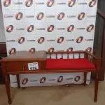 LOTE 039 - 01 MESINHA EM MADEIRA COM ASSENTO (NO ESTADO, NÃO SABEMOS SE FUNCIONA. LEILÃO NÃO TEM GARANTIA E NEM DEVOLUÇÃO).