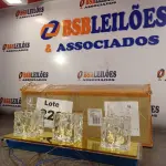 LOTE 220 - 01 - PLAFON INOX 3 LUZES 38,9X12,5CM FROST BRONZEARTE (NO ESTADO, NÃO SABEMOS SE FUNCIONA. LEILÃO NÃO TEM GARANTIA E NEM DEVOLUÇÃO, SUJEITO A POSSÍVEIS AVARIAS VISÍVEIS/OCULTAS E/OU AUSÊNCIA DE COMPONENTES)