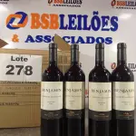 LOTE 278 - 04 – GARRAFAS DE VINHO 750ML (NO ESTADO, NÃO SABEMOS SE FUNCIONA. LEILÃO NÃO TEM GARANTIA E NEM DEVOLUÇÃO, SUJEITO A POSSÍVEIS AVARIAS VISÍVEIS/OCULTAS E/OU AUSÊNCIA DE COMPONENTES)