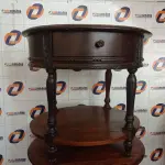 LOTE 037 - 02 MESINHAS REDONDAS COM GAVETA EM MADEIRA (NO ESTADO, NÃO SABEMOS SE FUNCIONA. LEILÃO NÃO TEM GARANTIA E NEM DEVOLUÇÃO).