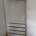 LOTE 043 - 01 GUARDA-ROUPA EM MADEIRA NA COR BRANCA COM 02 PORTAS DE CORRER E 08 GAVETAS