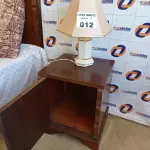 LOTE 012 - 01 CRIADO MUDO EM MADEIRA ANTIGA E 01 ABAJUR EM CERÂMICA (NO ESTADO, NÃO SABEMOS SE FUNCIONA. LEILÃO NÃO TEM GARANTIA E NEM DEVOLUÇÃO).