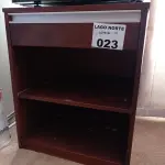 LOTE 023 - 01 CRIADO MUDO COM 01 GAVETA EM MADEIRA (NO ESTADO, NÃO SABEMOS SE FUNCIONA. LEILÃO NÃO TEM GARANTIA E NEM DEVOLUÇÃO).