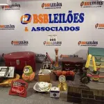LOTE 005 - 01 LOTE COM CAIXINHA DE MÚSICA, CASTIÇAL, PORTA JOIAS, RELÓGIOS (NO ESTADO, NÃO SABEMOS SE FUNCIONA. LEILÃO NÃO TEM GARANTIA E NEM DEVOLUÇÃO).