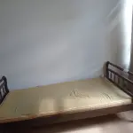 LOTE 047 - 01 CAMA DE SOLTEIRO EM MADEIRA ANTIGA COM COLCHÃO (NO ESTADO, NÃO SABEMOS SE FUNCIONA. LEILÃO NÃO TEM GARANTIA E NEM DEVOLUÇÃO).