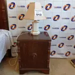 LOTE 012 - 01 CRIADO MUDO EM MADEIRA ANTIGA E 01 ABAJUR EM CERÂMICA (NO ESTADO, NÃO SABEMOS SE FUNCIONA. LEILÃO NÃO TEM GARANTIA E NEM DEVOLUÇÃO).