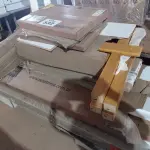 LOTE 332 - 01 LOTE DE MADEIRAS DIVERSAS (NO ESTADO, NÃO SABEMOS SE FUNCIONA. LEILÃO NÃO TEM GARANTIA E NEM DEVOLUÇÃO, SUJEITO A POSSÍVEIS AVARIAS VISÍVEIS/OCULTAS E/OU AUSÊNCIA DE COMPONENTES)