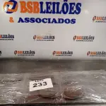 LOTE 233 - 01 - CHAPA PARA FOGÃO A LENHA FERRO FUNDIDO DE 4 BOCAS REDUTORES 1 METRO (NO ESTADO, NÃO SABEMOS SE FUNCIONA. LEILÃO NÃO TEM GARANTIA E NEM DEVOLUÇÃO, SUJEITO A POSSÍVEIS AVARIAS VISÍVEIS/OCULTAS E/OU AUSÊNCIA DE COMPONENTES)