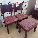 LOTE 010 - 03 CADEIRAS EM MADEIRA ANTIGA (NO ESTADO, NÃO SABEMOS SE FUNCIONA. LEILÃO NÃO TEM GARANTIA E NEM DEVOLUÇÃO).