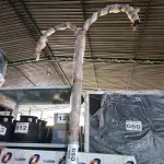 LOTE 059 - 01 - POSTE PATA ILUMINAÇÃO CURVO DUPLO (NO ESTADO, NÃO SABEMOS SE FUNCIONA. LEILÃO NÃO TEM GARANTIA E NEM DEVOLUÇÃO, SUJEITO A POSSÍVEIS AVARIAS VISÍVEIS/OCULTAS E/OU AUSÊNCIA DE COMPONENTES)01