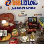 LOTE 005 - 01 LOTE COM CAIXINHA DE MÚSICA, CASTIÇAL, PORTA JOIAS, RELÓGIOS (NO ESTADO, NÃO SABEMOS SE FUNCIONA. LEILÃO NÃO TEM GARANTIA E NEM DEVOLUÇÃO).