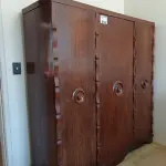 LOTE 016 - 01 GUARDA-ROUPA 03 PORTAS EM MADEIRA ANTIGA (NO ESTADO, NÃO SABEMOS SE FUNCIONA. LEILÃO NÃO TEM GARANTIA E NEM DEVOLUÇÃO).