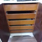 LOTE 004 - 01 ARMÁRIO EM MADEIRA ANTIGA (NO ESTADO, NÃO SABEMOS SE FUNCIONA. LEILÃO NÃO TEM GARANTIA E NEM DEVOLUÇÃO).