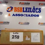 LOTE 258 - 01 - PLAFON INOX 3 LUZES 38,9X12,5CM FROST BRONZEARTE (NO ESTADO, NÃO SABEMOS SE FUNCIONA. LEILÃO NÃO TEM GARANTIA E NEM DEVOLUÇÃO, SUJEITO A POSSÍVEIS AVARIAS VISÍVEIS/OCULTAS E/OU AUSÊNCIA DE COMPONENTES)