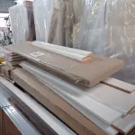 LOTE 321 - 01 LOTE DE MADEIRAS DIVERSAS (NO ESTADO, NÃO SABEMOS SE FUNCIONA. LEILÃO NÃO TEM GARANTIA E NEM DEVOLUÇÃO, SUJEITO A POSSÍVEIS AVARIAS VISÍVEIS/OCULTAS E/OU AUSÊNCIA DE COMPONENTES)
