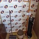 LOTE 011 - LOTE COM CABIDEIRO, VENTILADOR DE COLUNA, LIXEIRA (NO ESTADO, NÃO SABEMOS SE FUNCIONA. LEILÃO NÃO TEM GARANTIA E NEM DEVOLUÇÃO).