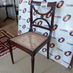 LOTE 020 - 01 MÁQUINA DE COSTURA SINGER COM CADEIRA ANTIGA EM MADEIRA ZIG ZAG MODELO 247 (NO ESTADO, NÃO SABEMOS SE FUNCIONA. LEILÃO NÃO TEM GARANTIA E NEM DEVOLUÇÃO).