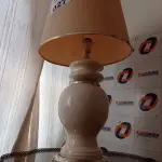 LOTE 027 - 01 ABAJUR EM CERÂMICA DECORATIVO (NO ESTADO, NÃO SABEMOS SE FUNCIONA. LEILÃO NÃO TEM GARANTIA E NEM DEVOLUÇÃO).