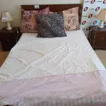 LOTE 014 - 01 CAMA EM MADEIRA ANTIGA COM COLCHÃO DE CASAL (NO ESTADO, NÃO SABEMOS SE FUNCIONA. LEILÃO NÃO TEM GARANTIA E NEM DEVOLUÇÃO).