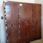 LOTE 016 - 01 GUARDA-ROUPA 03 PORTAS EM MADEIRA ANTIGA (NO ESTADO, NÃO SABEMOS SE FUNCIONA. LEILÃO NÃO TEM GARANTIA E NEM DEVOLUÇÃO).