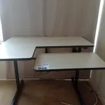 LOTE 046 - 01 MESA PARA COMPUTADOR (NO ESTADO, NÃO SABEMOS SE FUNCIONA. LEILÃO NÃO TEM GARANTIA E NEM DEVOLUÇÃO).