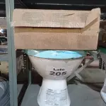 LOTE 205 - 01 - VASO SANITÁRIO COM CAIXA ACOPLADA CELITE (NO ESTADO, NÃO SABEMOS SE FUNCIONA. LEILÃO NÃO TEM GARANTIA E NEM DEVOLUÇÃO, SUJEITO A POSSÍVEIS AVARIAS VISÍVEIS/OCULTAS E/OU AUSÊNCIA DE COMPONENTES)