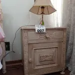 LOTE 007 - 01 CRIADO MUDO EM MADEIRA ANTIGA COM 01 ABAJUR EM METAL (NO ESTADO, NÃO SABEMOS SE FUNCIONA. LEILÃO NÃO TEM GARANTIA E NEM DEVOLUÇÃO).