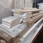 LOTE 321 - 01 LOTE DE MADEIRAS DIVERSAS (NO ESTADO, NÃO SABEMOS SE FUNCIONA. LEILÃO NÃO TEM GARANTIA E NEM DEVOLUÇÃO, SUJEITO A POSSÍVEIS AVARIAS VISÍVEIS/OCULTAS E/OU AUSÊNCIA DE COMPONENTES)