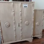 LOTE 004 - 01 ARMÁRIO EM MADEIRA ANTIGA (NO ESTADO, NÃO SABEMOS SE FUNCIONA. LEILÃO NÃO TEM GARANTIA E NEM DEVOLUÇÃO).