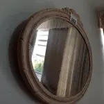 LOTE 002 - 01 ESPELHO EM MADEIRA PARA DECORAÇÃO (NO ESTADO, NÃO SABEMOS SE FUNCIONA. LEILÃO NÃO TEM GARANTIA E NEM DEVOLUÇÃO).