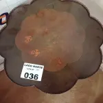 LOTE 036 - 01 MESA DECORATIVA (NO ESTADO, NÃO SABEMOS SE FUNCIONA. LEILÃO NÃO TEM GARANTIA E NEM DEVOLUÇÃO).