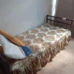 LOTE 047 - 01 CAMA DE SOLTEIRO EM MADEIRA ANTIGA COM COLCHÃO (NO ESTADO, NÃO SABEMOS SE FUNCIONA. LEILÃO NÃO TEM GARANTIA E NEM DEVOLUÇÃO).