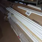 LOTE 329 - 01 LOTE DE MADEIRAS DIVERSAS (NO ESTADO, NÃO SABEMOS SE FUNCIONA. LEILÃO NÃO TEM GARANTIA E NEM DEVOLUÇÃO, SUJEITO A POSSÍVEIS AVARIAS VISÍVEIS/OCULTAS E/OU AUSÊNCIA DE COMPONENTES)