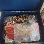 LOTE 040 - 01 LOTE COM RELÓGIOS DE PAREDE E 01 CAIXA COM VÁRIAS BIJUTERIAS (NO ESTADO, NÃO SABEMOS SE FUNCIONA. LEILÃO NÃO TEM GARANTIA E NEM DEVOLUÇÃO).