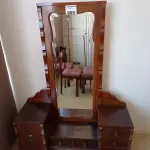 LOTE 009 - 01 PENTEADEIRA COM ESPELHO E 3 GAVETAS (NO ESTADO, NÃO SABEMOS SE FUNCIONA. LEILÃO NÃO TEM GARANTIA E NEM DEVOLUÇÃO).
